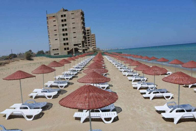 Άνοιξε η παραλία τύπου Απαρτχάιντ στην κατεχόμενη Αμμόχωστο (ΒΙΝΤΕΟ+ΦΩΤΟ)