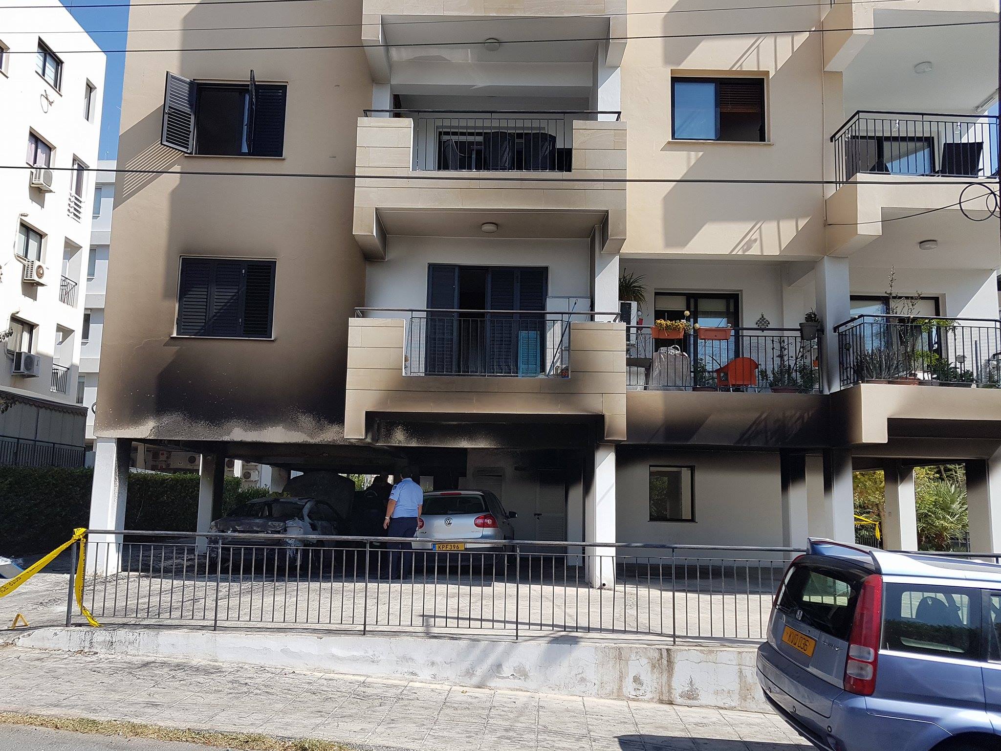 Στάχτη έξι οχήματα που ήταν σταθμευμένα στο ισόγειο πολυκατοικίας στο Στρόβολο