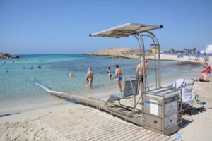 Οι 47 παραλίες που είναι προσβάσιμες από άτομα σε αναπηρικό όχημα