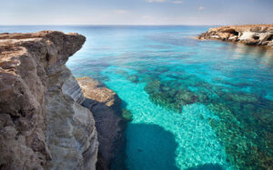 Γερμανός τουρίστας παρασύρθηκε από θαλάσσια κύματα στην Πάφο