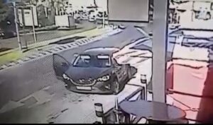 Καρέ-καρέ η κλοπή τσάντας απο όχημα επιχειρηματία στη Λεμεσό (ΒΙΝΤΕΟ)