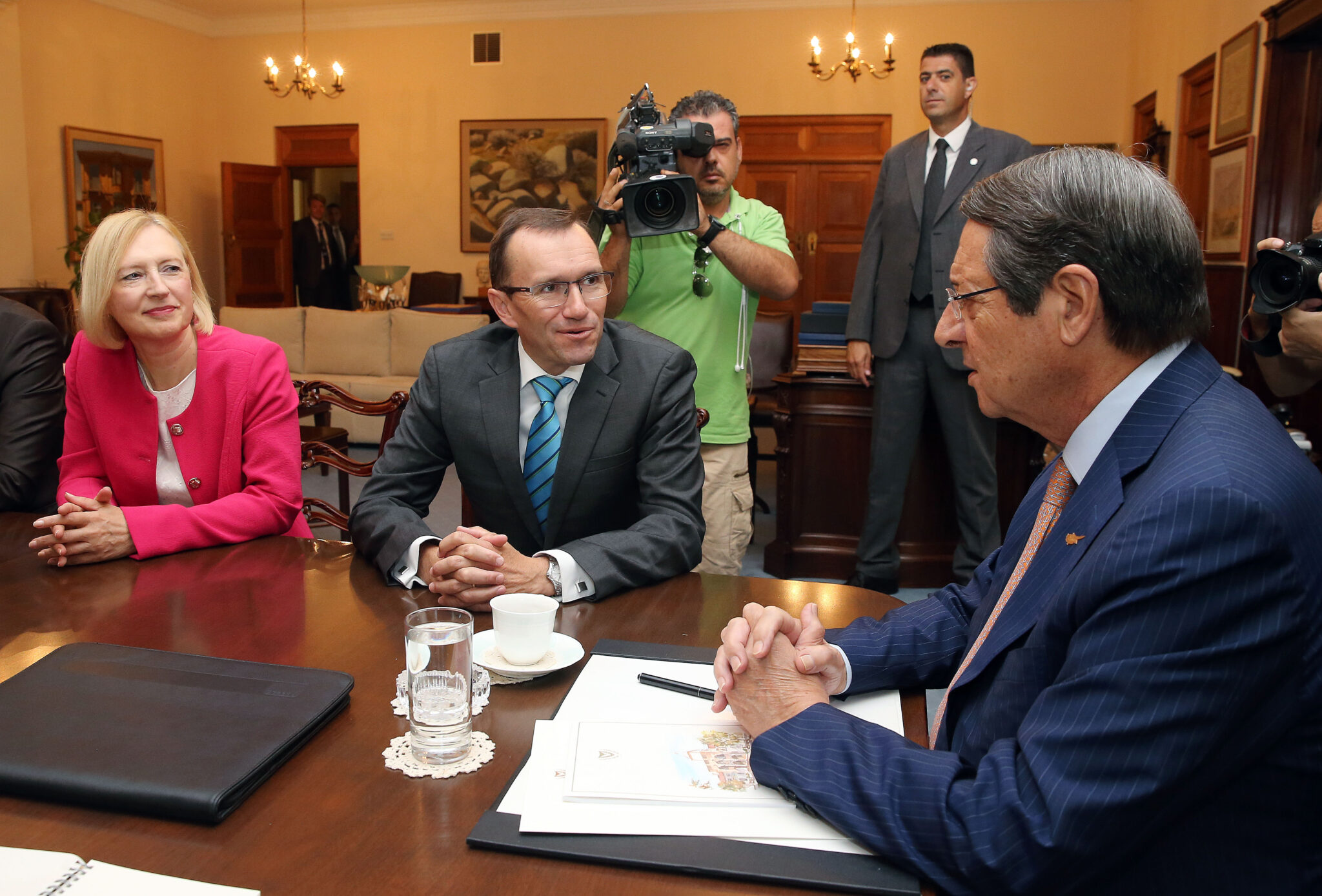 Το αποχαιρετιστήριο δώρο του Προέδρου Αναστασιάδη στον Έσπεν Μπάρθ Έιντε