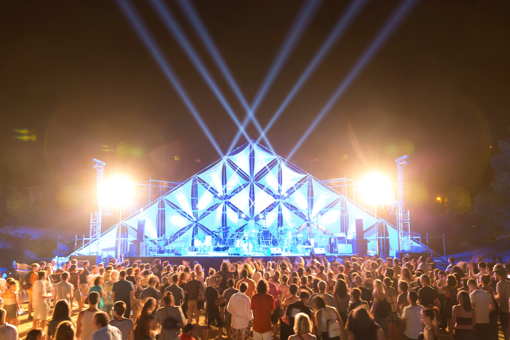 Απόψε πάμε όλοι στον Φέγγαρο, για ένα τριήμερο γεμάτο μουσική, νότες και ρυθμό