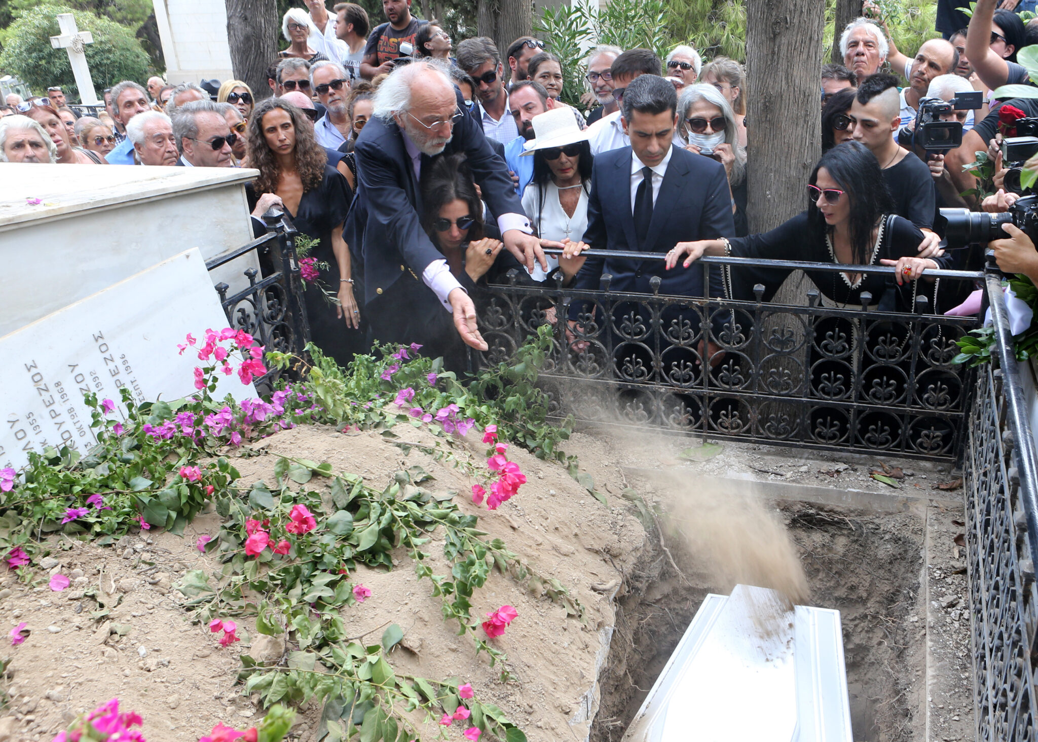 Το τελευταίο χειροκρότημα για τη Ζωή Λάσκαρη (ΦΩΤΟ-ΒΙΝΤΕΟ)