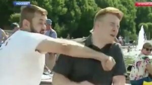 Ρωσία: Άνδρας γρονθοκόπησε δημοσιογράφο σε ζωντανή σύνδεση