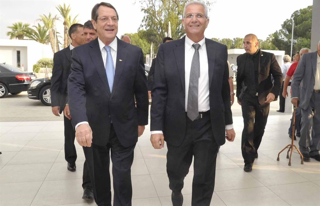Βολές από "αέρος" για το Κυπριακό μεταξύ Κυβέρνησης και ΑΚΕΛ (ΒΙΝΤΕΟ)