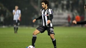 Φλέρταρε γυναίκες συμπαικτών του και τον διώχνουν