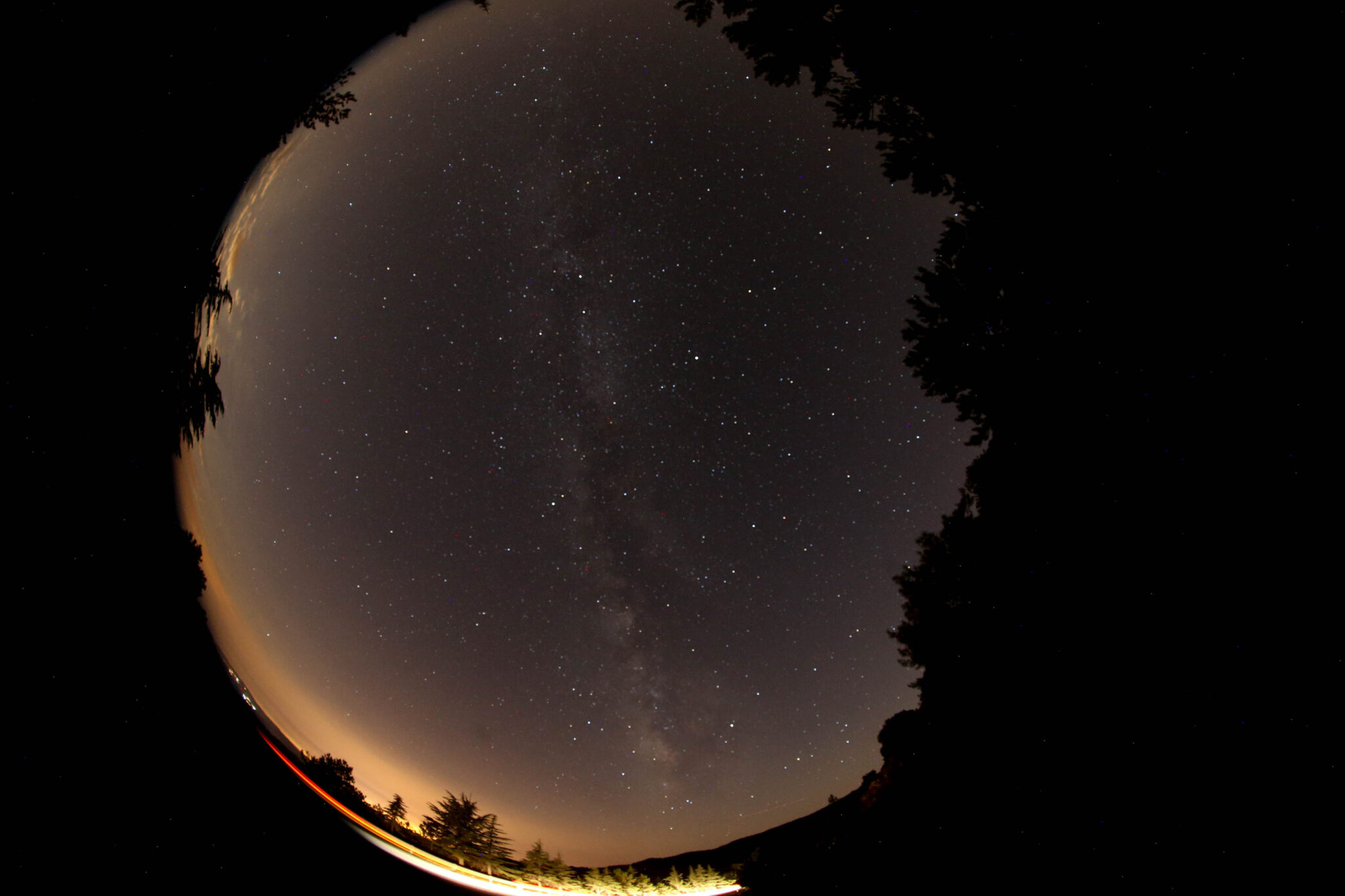 Μαγικό σκηνικό κάτω από την αυγουστιάτικη βροχή αστεριών (ΦΩΤΟ)