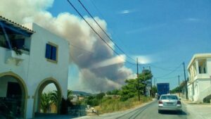 Φωτιά έξω από οικία στη Μεσόγη