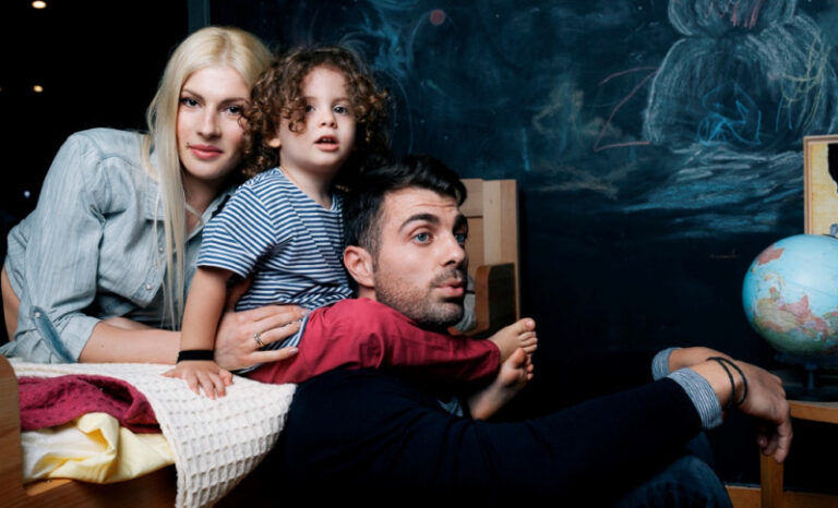 H γυναίκα του Σ.Χανταμπάκη θηλάζει δημόσια και προκαλεί… διχασμό απόψεων(ΦΩΤΟ)