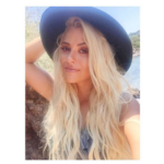 Πάει η ξανθιά χαίτη της  Λάουρα Νάργες, κούκλα ακόμα και με… τιρκουάζ μαλλί!