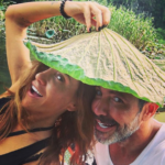 Ιωσήφ Μαρινάκης και Χρύσα Καλπάκη ποζάρουν ευτυχισμένοι από  το Βιετνάμ