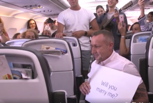 Πρόταση γάμου στον αέρα, σε πτήση από Gatwick προς Λάρνακα (ΒΙΝΤΕΟ)