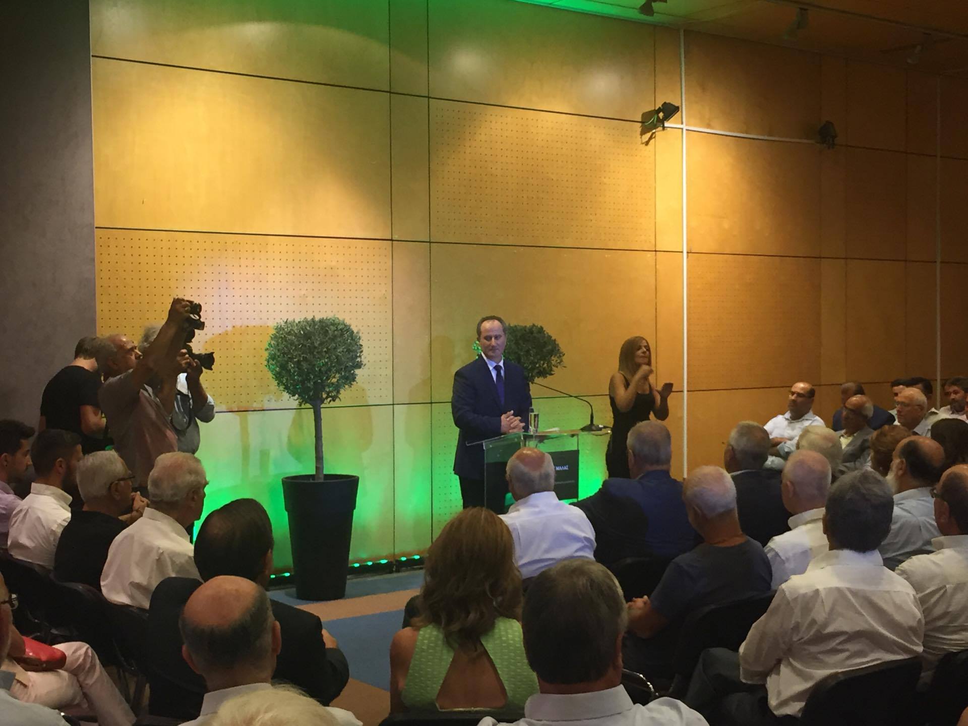 Μπουρλότο στο πολιτικό σκηνικό (ΒΙΝΤΕΟ)