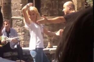 Ελένη Μενεγάκη και Μάρκος Σεφερλής χορεύουν τσιφτετέλι στην μέση της Ερμού