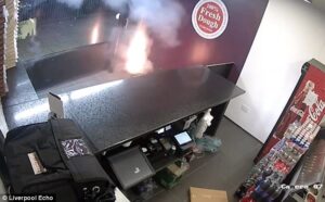 Λίβερπουλ: Άφησε πακέτο με αναμμένα πυροτεχνήματα σε εστιατόριο (BINTEO)