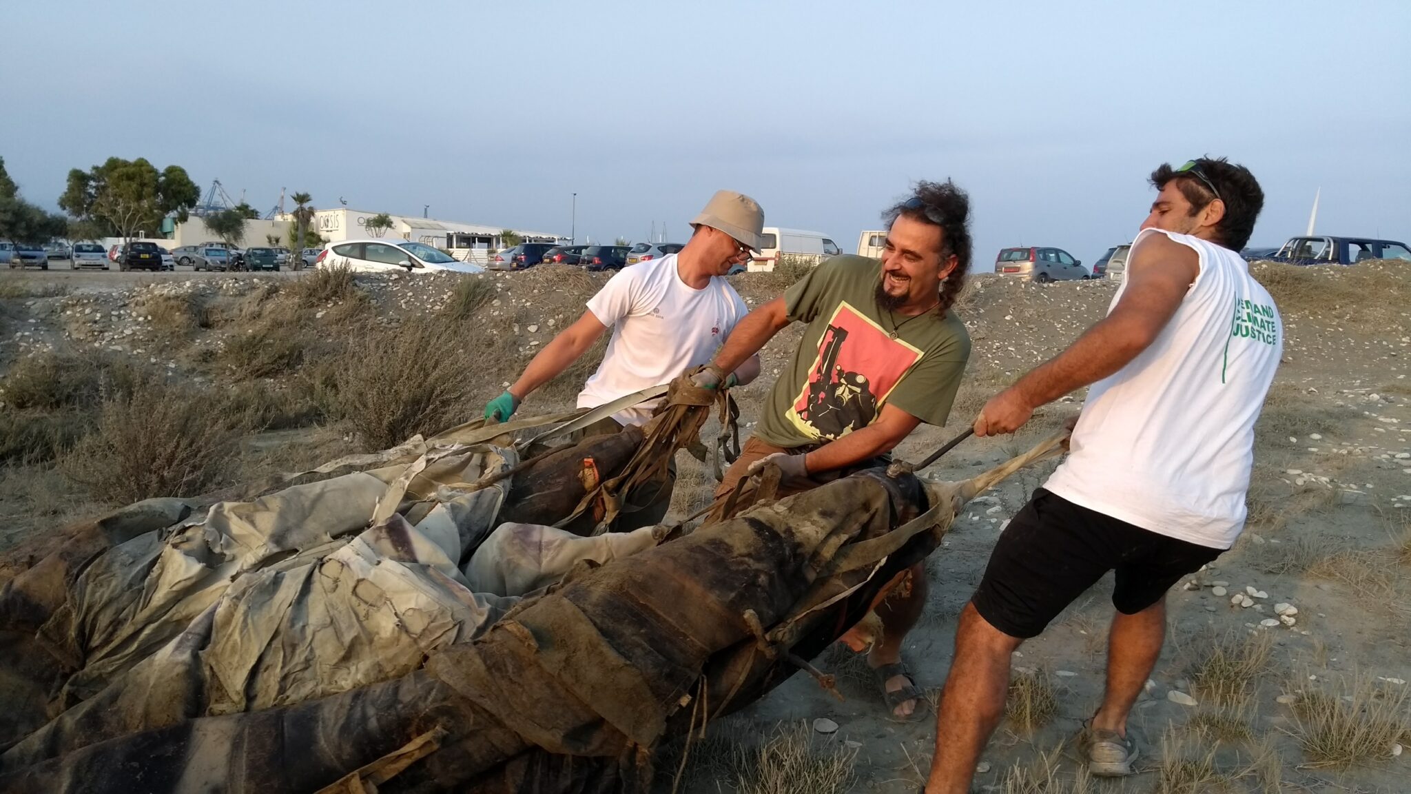 Μάζεψαν 212 κιλά σκουπίδια από το Lady’s Mile οι "Φίλοι της Γης"  (ΦΩΤΟ)