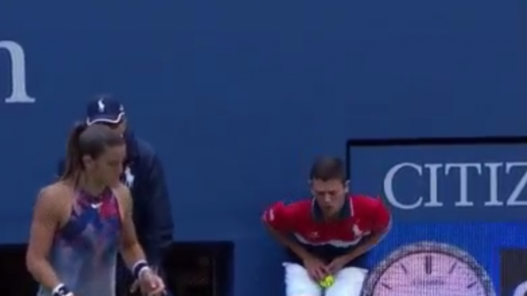 Αυτό πόνεσε: Η Βίνους κτύπησε ball boy στα γεννητικά όργανα (ΒΙΝΤΕΟ)