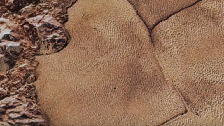 Η ΝASA μας ξεναγεί στον Πλούτωνα, μέσα απο 100 εντυπωσιακές φωτογραφίες