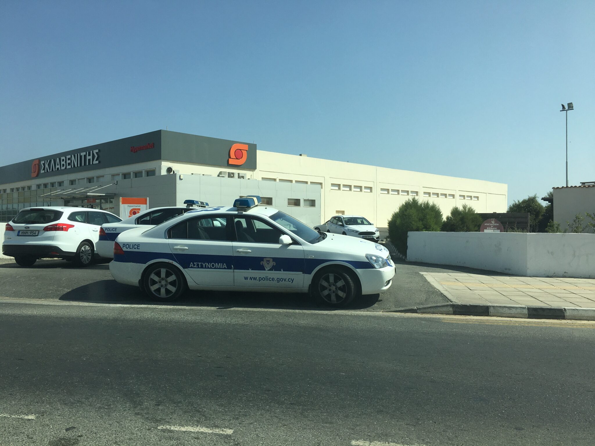 Φάρσα το τηλεφώνημα για βόμβα σε υπεραγορά στο Παραλίμνι (ΦΩΤΟ)