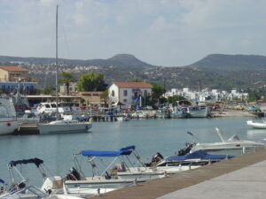 Έκλεισαν την είσοδο στο Λιμάνι του Λατσιού οι επαγγελματίες ψαράδες