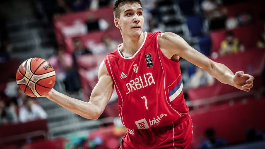 "Λύγισε" μπροστά στις κάμερες ο ηγέτης της Σερβίας (ΒΙΝΤΕΟ)