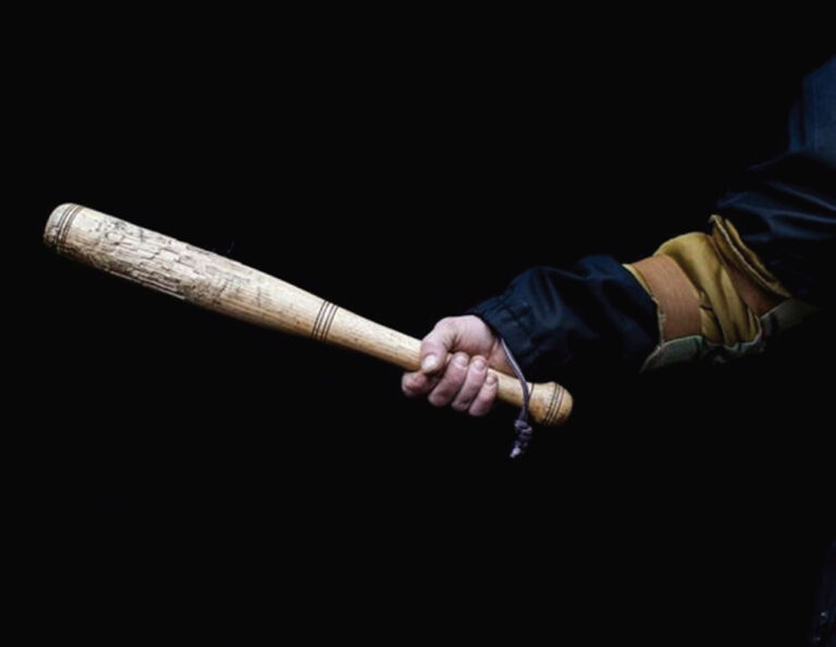 Δέκα άτομα επιτέθηκαν με ρόπαλα και μαχαίρια σε 20χρονο διανομέα