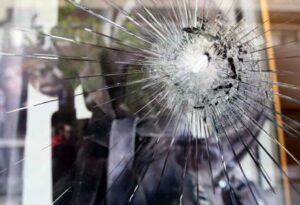 Τα ποτά και τα ξενύχτια έχουν…σπάσει τα γυαλιά του Δήμου