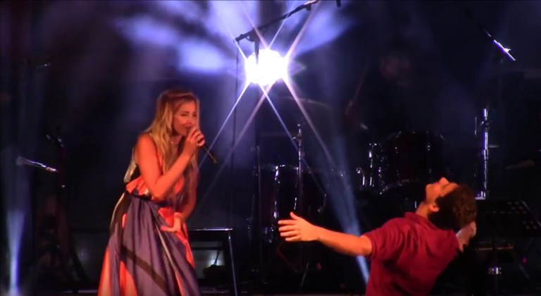 Το ζειμπέκικο του νεαρού με κινητικά προβλήματα, που συγκίνησε την Μποφίλιου