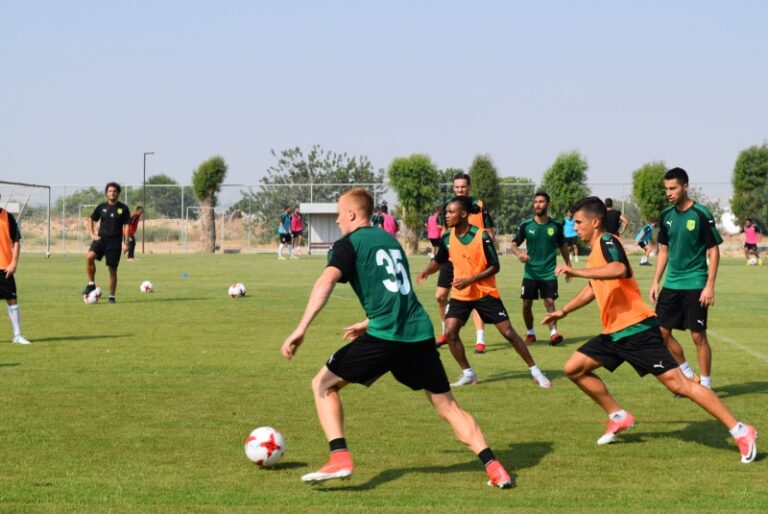 ''Εξάσφαιρη'' η ΑΕΚ στο φιλικό με τον ΘΟΙ