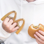 Καλλιτέχνης μετατρέπει διάσημα λογότυπα σε φονικά όπλα (ΦΩΤΟ)