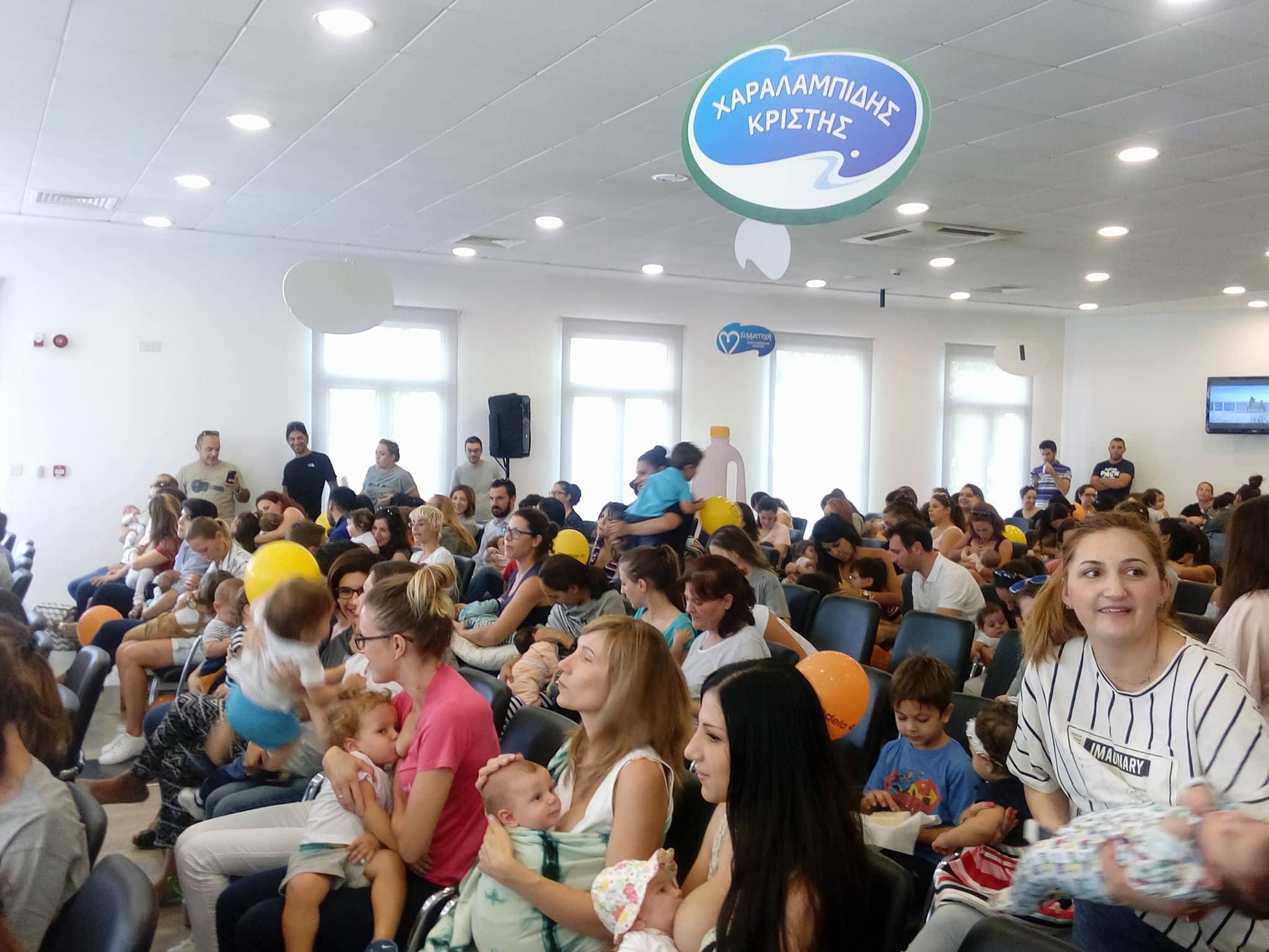 307 μαμάδες θήλασαν ταυτόχρονα τα βρέφη τους (BINTEO-ΦΩΤΟ)