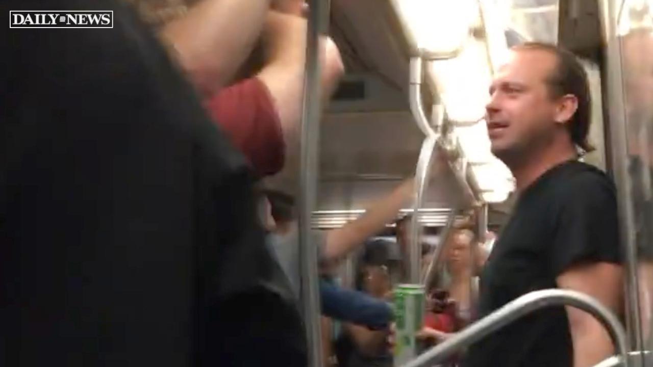 Επιβάτες πέταξαν έξω από το μετρό μεθυσμένο ρατσιστή (ΒΙΝΤΕΟ)