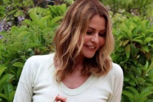 Η Τζένη Μπαλατσινού, ντυμένη αγρότισσα βγήκε στους αγρούς και μαζεύει ελιές