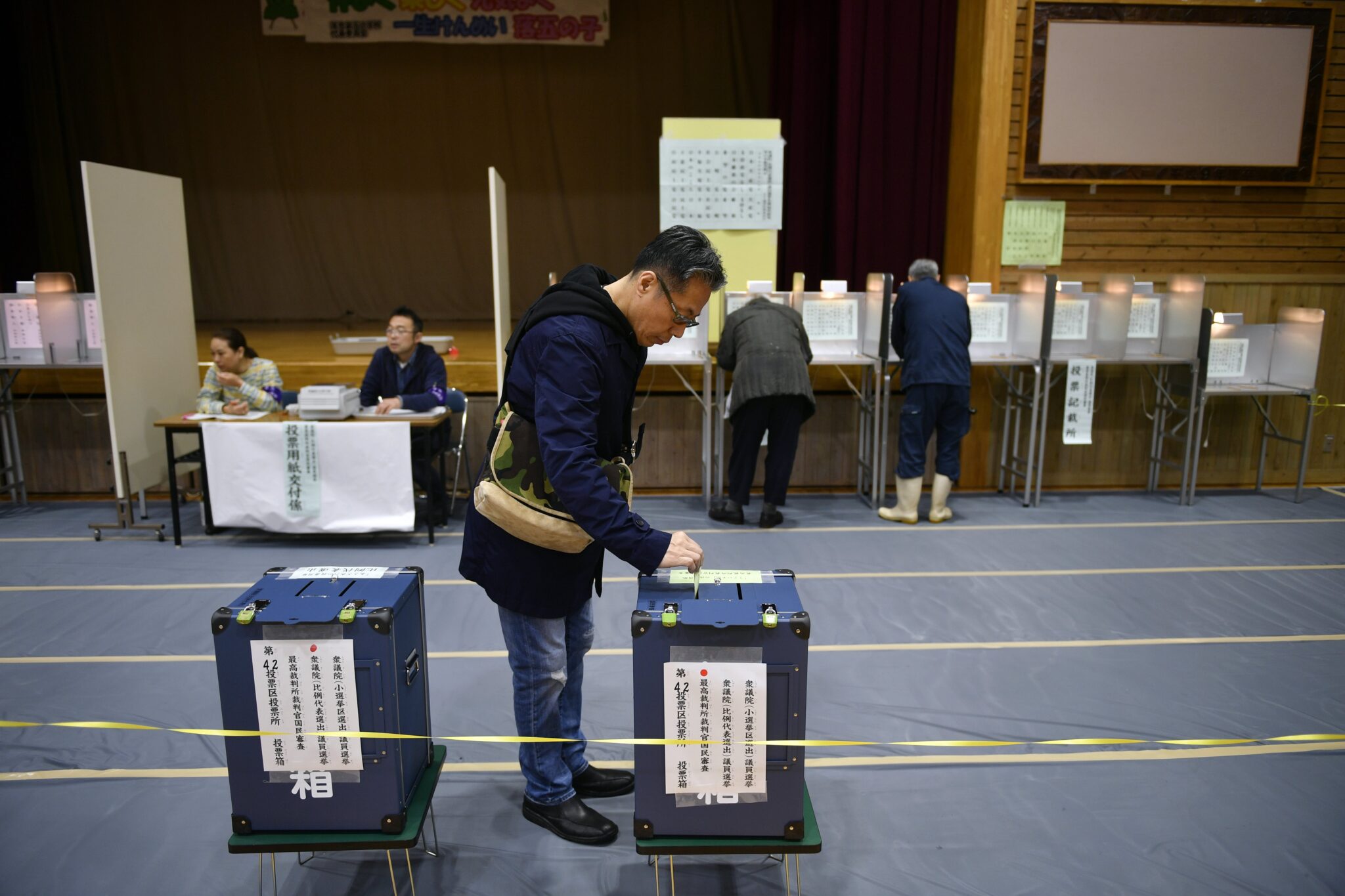 Στις κάλπες, δεκαπέντε εκατομμύρια Ιάπωνες για την ανάδειξη βουλευτών (ΦΩΤΟ)