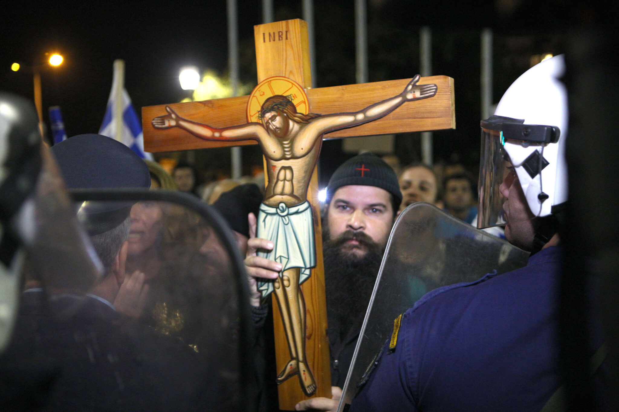 Eπεισόδια έξω απο θέατρο στη Θεσσαλονίκη, με πρωταγωνιστή τον πατήρ Κλεομένη