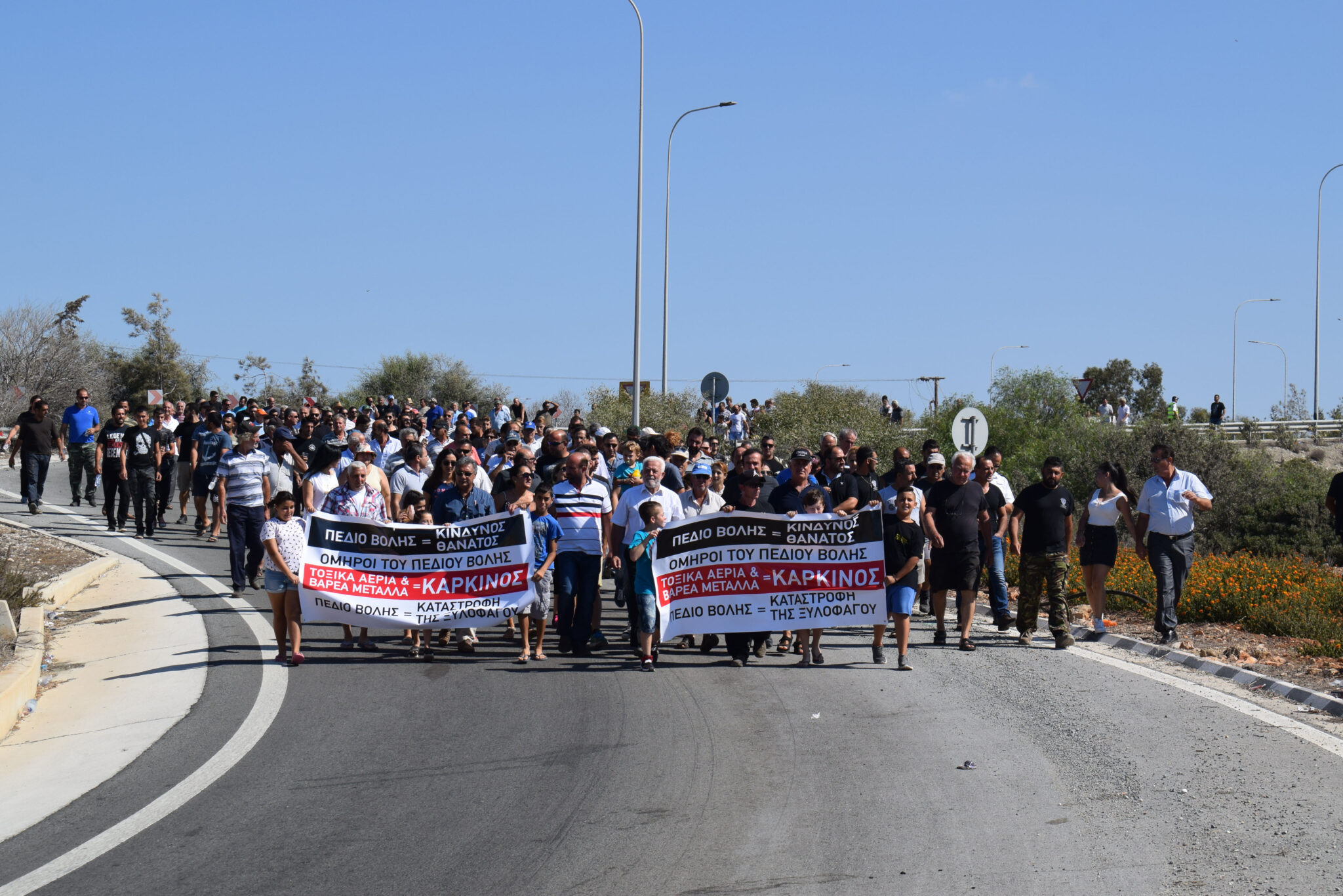 Απέκοψαν τον αυτοκινητόδρομο Λάρνακας-Αγίας Νάπας οι κάτοικοι Ξυλοφάγου (BINTEO)