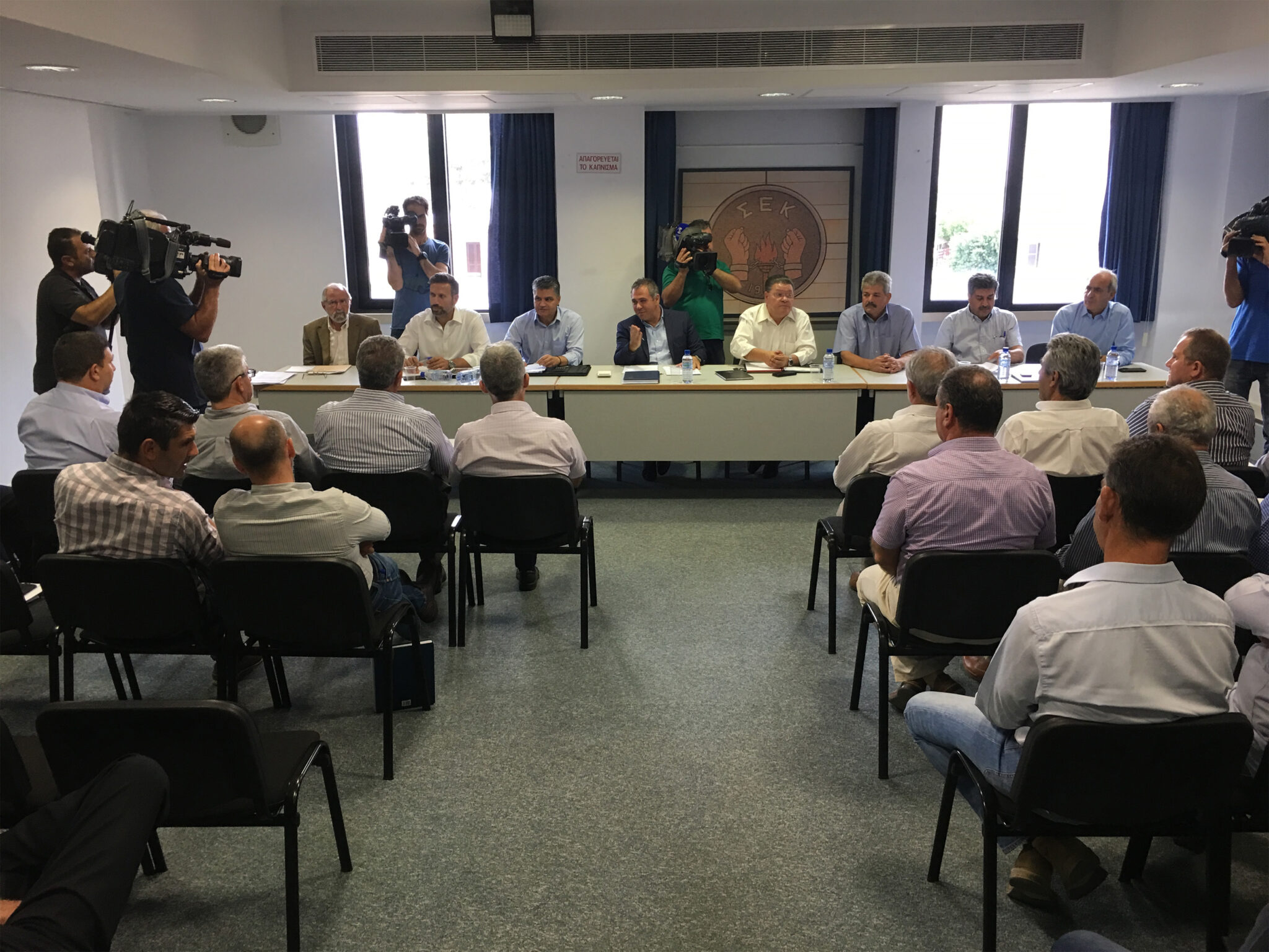 Τρίζουν τα δόντια τους οι συντεχνίες (ΒΙΝΤΕΟ)