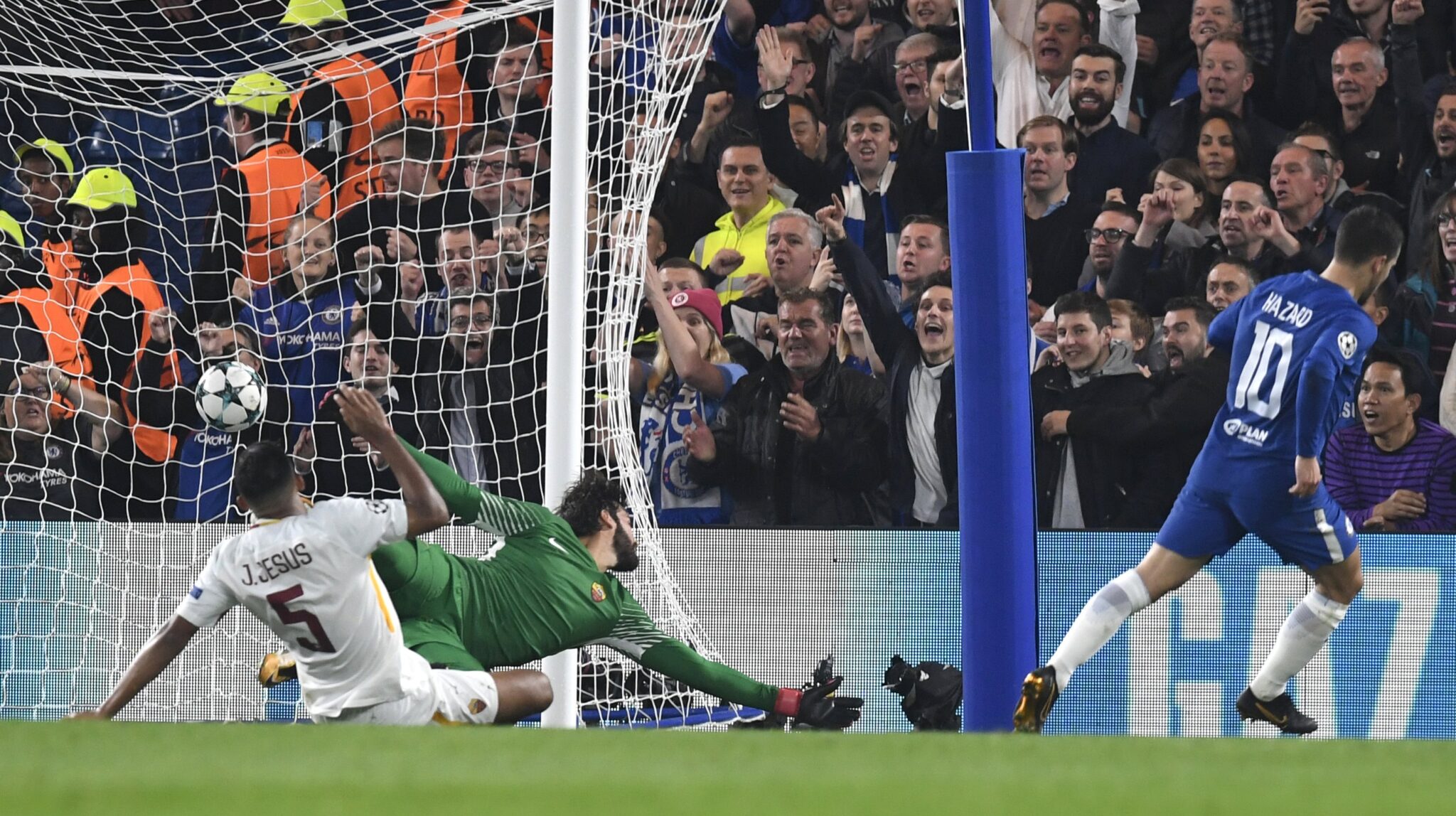 «Γκέλα» της Τσέλσι, νίκες για τα φαβορί