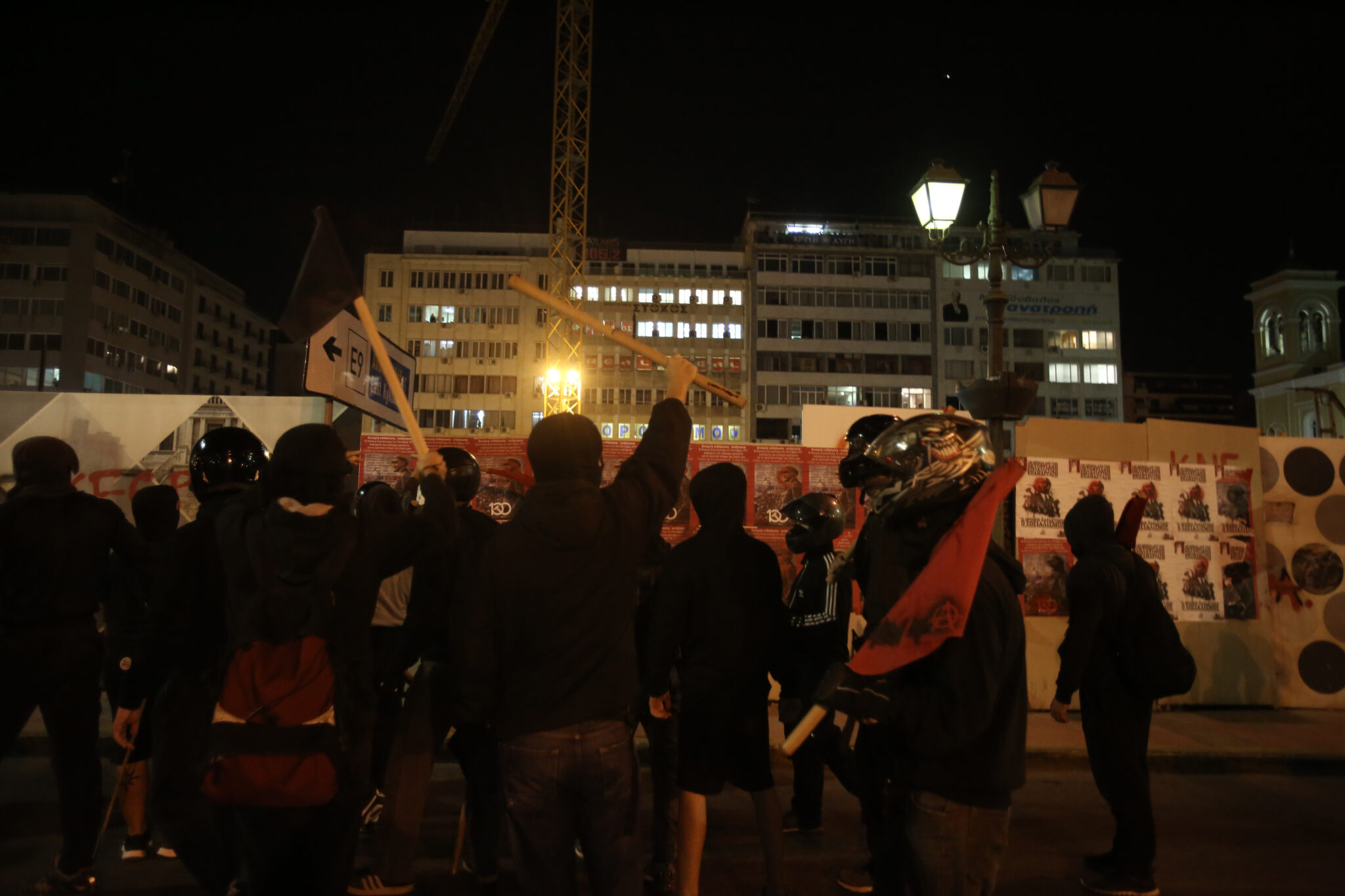 Ολονύκτιες επιθέσεις από κουκουλοφόρους και πάλι στα Εξάρχεια