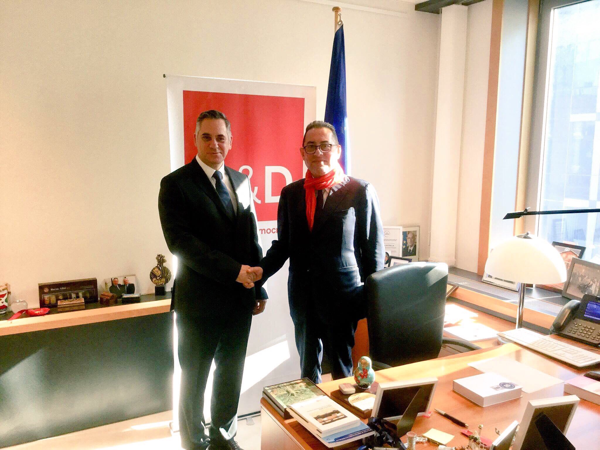 Μαλάς-Νικόλας: Προεκλογική εκτός συνόρων