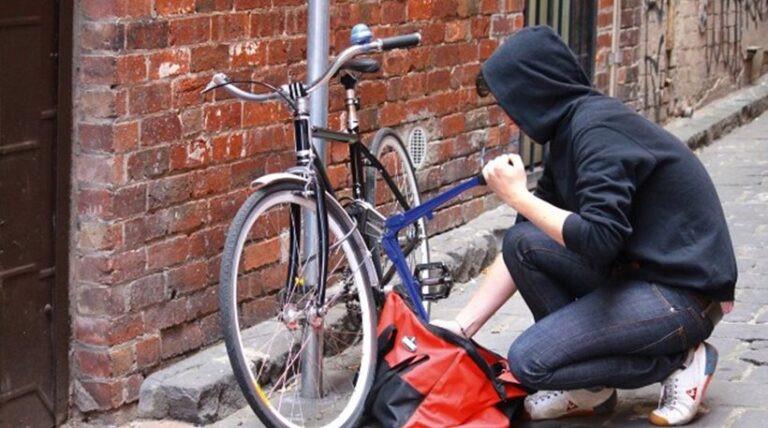 Toν έπιασαν επ αυτοφόρω να κλέβει ποδήλατο έξω απο περίπτερο στη Λευκωσία