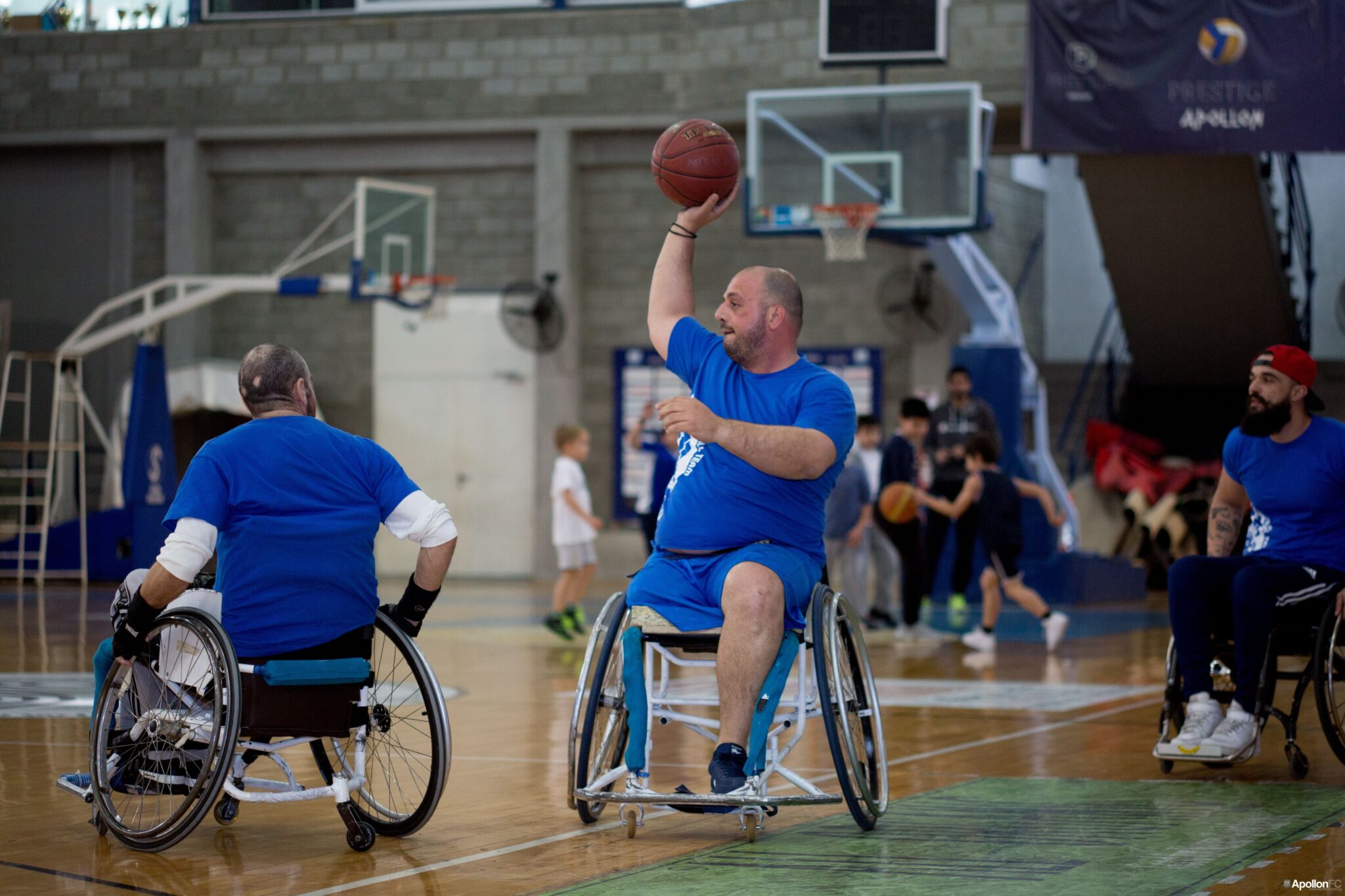 Παίζουν μπάσκετ… καθισμένοι στα αναπηρικά τους καροτσάκια