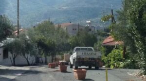 Έκλεισε το δρόμο με γλάστρες με βούλα δικαστηρίου (BINTEO)