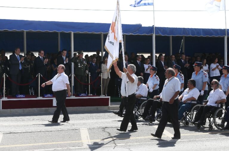 Εκατοντάδες πολίτες παρακολούθησαν την φετινή, στρατιωτική παρέλαση (ΒΙΝΤΕΟ)