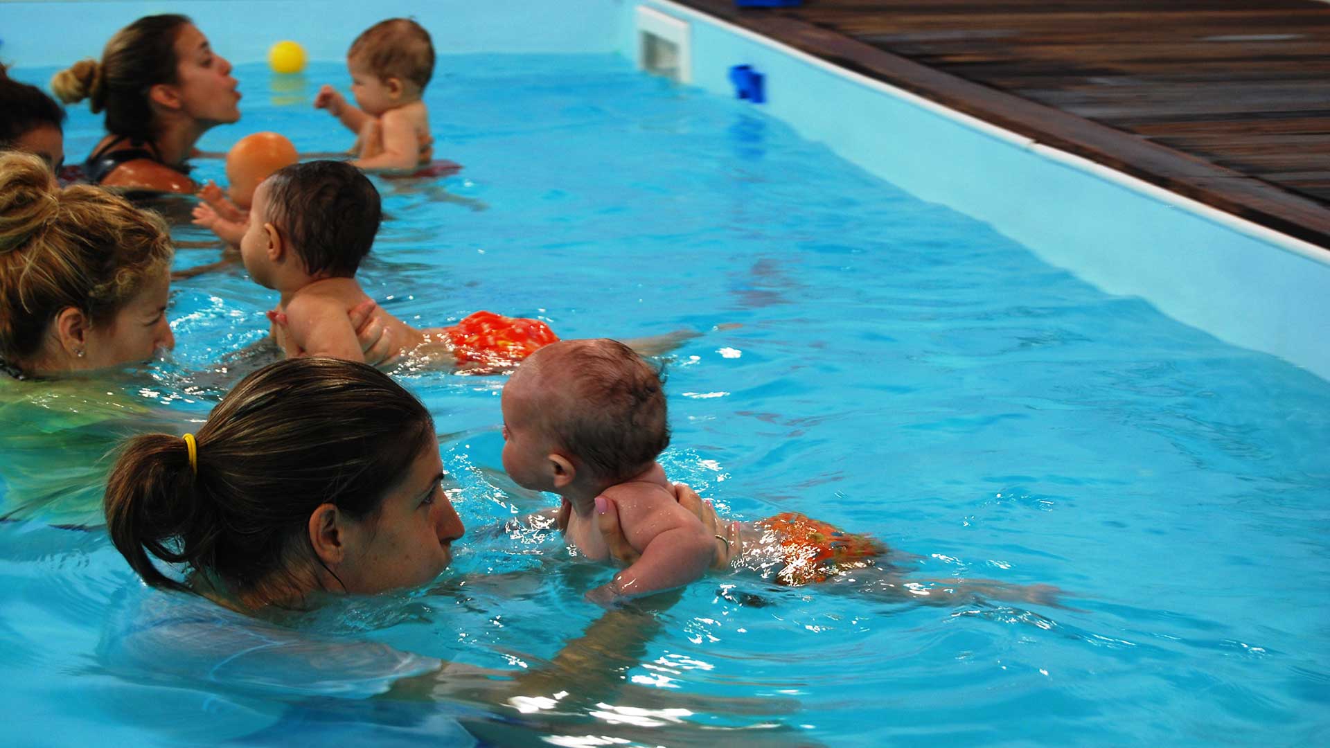 Η βρεφική κολύμβηση και όλα όσα μπορεί να προσφέρει στα παιδιά