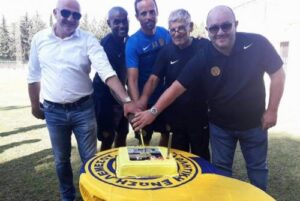 Έκοψαν τούρτα για τα γενέθλια της ΑΕΛ