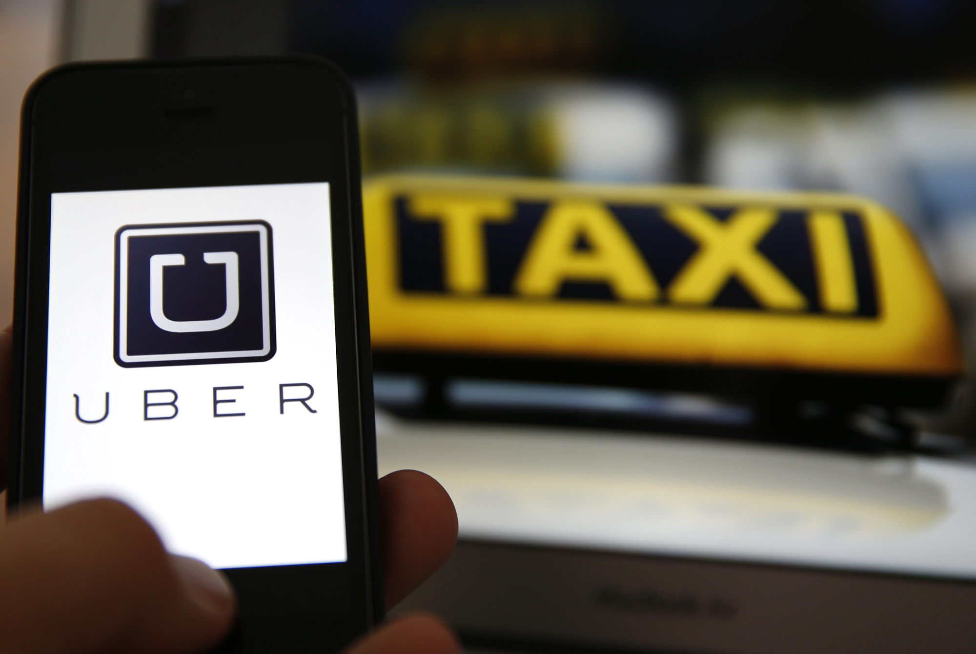Uber: Στα δικαστήρια για την αφαίρεση της άδειάς στο Λονδίνο
