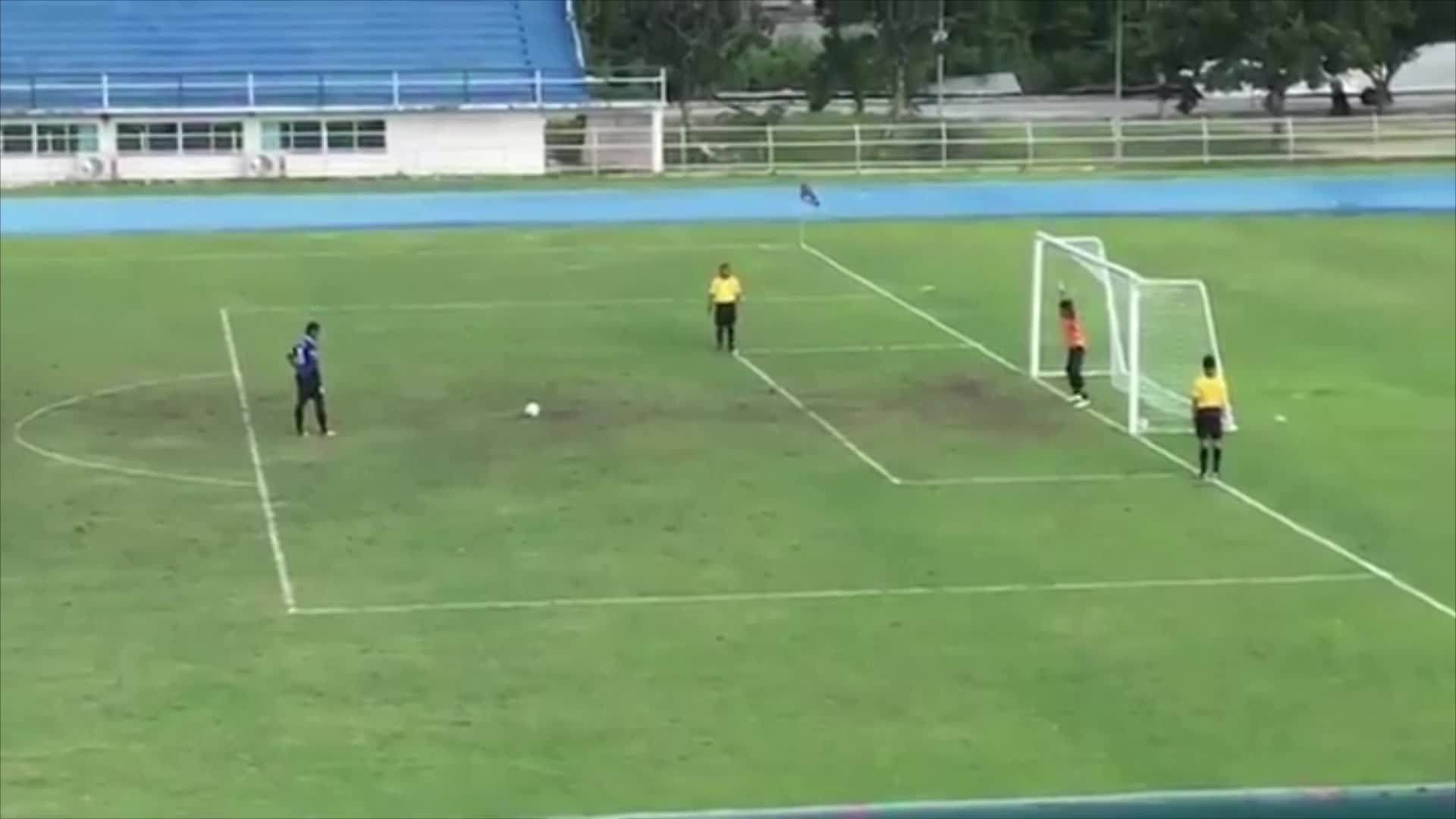 Φοβού τα φάλτσα: Πανηγύριζε το δοκάρι και η μπάλα κατέληξε στα δίκτυα (ΒΙΝΤΕΟ)