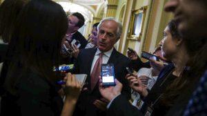 Μπ. Κόρκερ: O Τραμπ ρισκάρει να οδηγήσει τις ΗΠΑ «στον Τρίτο Παγκόσμιο Πόλεμο»